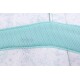 Nahaufnahme eines hellblauen und weißen Haustierbettes mit einem atmungsaktiven Mesh-Stoffdesign.