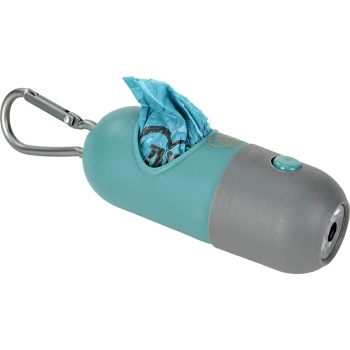 Distributeur de sachet avec lampe de poche Un distributeur de sacs à déchets pour animaux de compagnie teal et gris avec un clip carabine, partiellement rempli d'un sac en plastique bleu.