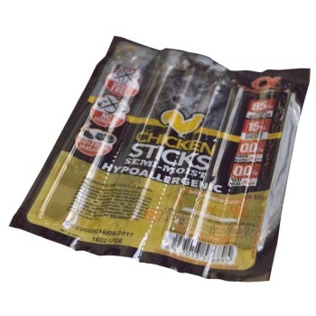Versiegelte Packung Chicken Sticks, halbfeuchte hypoallergene Haustiersnacks in gelb-schwarzer Verpackung mit der Aufschrift 'Chicken Sticks Semi-Moist Hypoallergenic'.