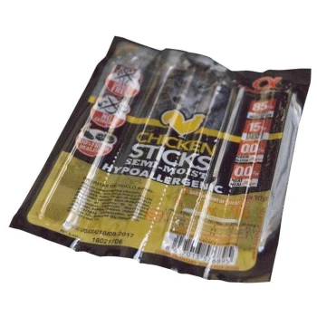 Versiegelte Packung Chicken Sticks, halbfeuchte hypoallergene Haustiersnacks in gelb-schwarzer Verpackung mit der Aufschrift 'Chicken Sticks Semi-Moist Hypoallergenic'.