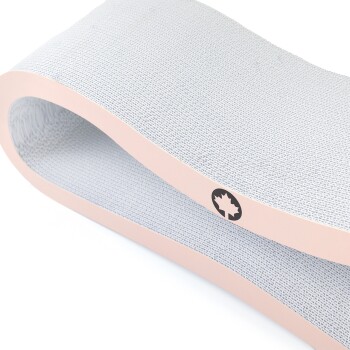 Grauer Katzenkratzbaum mit geschwungenem Design und pinkem Rand, mit einem schwarzen Logo an der Seite.