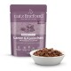 Lila catz finefood-Beutel Lamm & Kaninchen mit Preiselbeeren und Karotten, weiße Schale mit Nassfutter