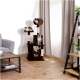 Ein gemütliches Wohnzimmer mit einem braunen Katzenbaum, auf dem drei Katzen sitzen: eine in einem Rohr, eine auf einer Plattform und eine, die darunter entspannt.