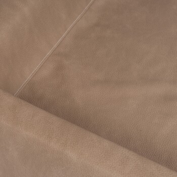 Nahaufnahme eines weichen, strukturierten braunen Haustierbettes mit sichtbarem weißen Nähdetail entlang der Naht.