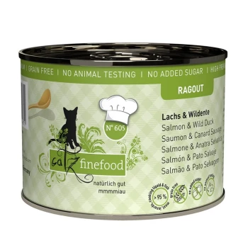 Eine Dose Katzenfutter mit der Aufschrift "Catz Finefood Ragout", die Lachs und Wildente enthält, mit einem grünen gemusterten Hintergrund und einem Kochmütze-Logo.