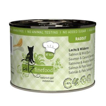 Eine Dose Katzenfutter mit der Aufschrift "Catz Finefood Ragout", die Lachs und Wildente enthält, mit einem grünen gemusterten Hintergrund und einem Kochmütze-Logo.