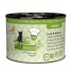 Een blik kattenvoer met het label 'Catz Finefood Ragout' met zalm en wilde eend, met een groene patroonachtergrond en een chef-hoed logo.