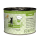 Une boîte de nourriture pour chat étiquetée 'Catz Finefood Ragout' avec du saumon et du canard sauvage, sur un fond à motifs verts et un logo de toque de chef.