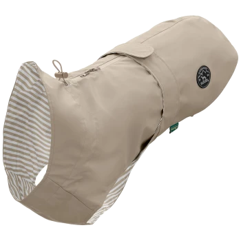 Beiger Hunderegenmantel mit gestreiftem Innenfutter, mit einem Logo-Patch und verstellbarem Kordelzug. Ideal für Wetterschutz.