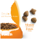 Senioren-Haustierfutter mit frischem Huhn in einer orangefarbenen Schüssel, mit Kibble-Stücken daneben, die einen Durchmesser von 10 mm und eine Dicke von 3 mm haben.