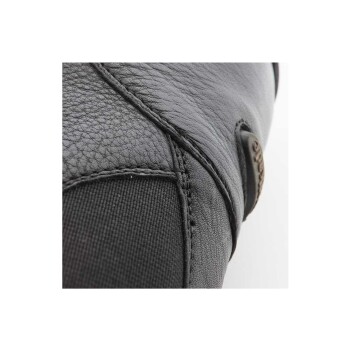 Nahaufnahme eines schwarzen Leder-Haustierstiefels, der detaillierte Nähte und eine strukturierte Oberfläche zeigt, ideal zum Schutz des Haustiers.