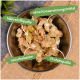 Schale mit Tierfutter mit Fleischstücken, beschriftet mit "Nährstoffquelle", "ohne Konservierungsmittel", "naturbelassen" und "Proteinquelle."