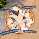 Ein Holzbrett mit natürlichen Hundekauartikeln, beschriftet mit Vorteilen: proteinreich, langlebig, natürliche Zahnreinigung und Darmreinigung.