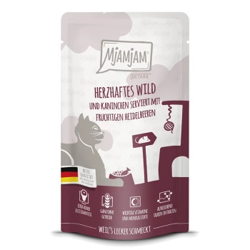 Mjamjam-Tüte: 'Herzhaftes Wild und Kaninchen serviert mit fruchtigen Heidelbeeren' Katzenfutter, deutsches Qualitätszeichen und Symbole.