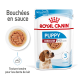 Pochette de nourriture pour chiots Royal Canin pour races moyennes, adaptée aux chiots âgés de 2 à 12 mois, avec des morceaux tendres dans une sauce.