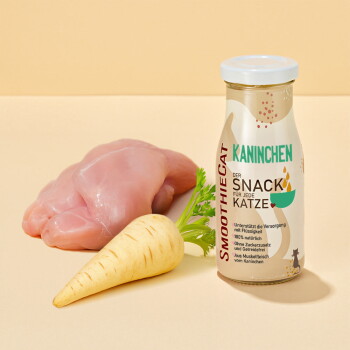 SmoothieCat Snack für Katzen, mit einer Flasche, die 'Kaninchen' beschriftet ist und ein Bild von Kaninchenfleisch zeigt, neben einer Pastinake und rohem Hähnchen.