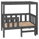 Ein schwarzes Holz-Haustierbett mit einem lamellenartigen Design, das einen erhöhten oberen Abschnitt und eine untere Stufe für einen einfachen Zugang aufweist.