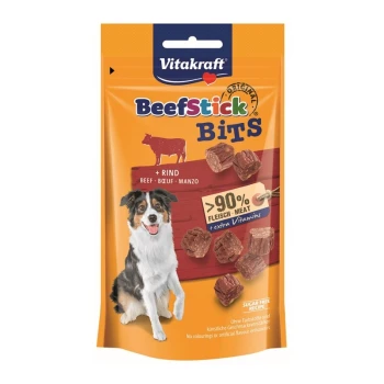Beef-Stick Bits Rind 9x40g Vitakraft Beefstick Bits Hundeleckerlipackung mit einem glücklichen Hund, Stückchen von Rindfleischleckerlis und Text, der '>90% Fleisch' und 'extra Vitamine' hervorhebt.