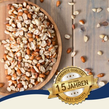 Eine Holzschale mit gemischten Nüssen auf einer Holzoberfläche, mit einem goldenen Abzeichen, das "Beste Qualität" und "10 Jahre" liest.