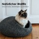 Eine flauschige Katze sitzt in einem gemütlichen, grauen Wollfilz-Hundebett. Text lautet: "Natürlicher Wollfilz, Geruchsneutral, selbstreinigend & antistatisch."