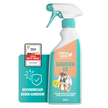 Eine Sprühflasche mit der Aufschrift "GREEN HERO" mit einem Welpen und einem Kätzchen auf der Vorderseite, die "Giardien-EX" zur Bekämpfung von Parasiten und Bakterien bewirbt.