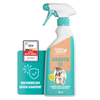 Eine Sprühflasche mit der Aufschrift "GREEN HERO" mit einem Welpen und einem Kätzchen auf der Vorderseite, die "Giardien-EX" zur Bekämpfung von Parasiten und Bakterien bewirbt.