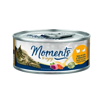 Boîte de nourriture pour chats avec une image de chat, étiquetée "Moments à savourer," avec le texte indiquant "Poulet avec Canard & Patates Douces."