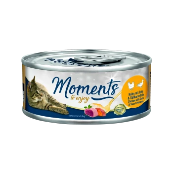 Eine Dose Katzenfutter mit einem Katzenbild, beschriftet mit "Momente zum Genießen", mit dem Text "Huhn mit Ente & Süßkartoffeln."