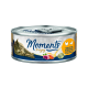 Eine Dose Katzenfutter mit einem Katzenbild, beschriftet mit "Momente zum Genießen", mit dem Text "Huhn mit Ente & Süßkartoffeln."