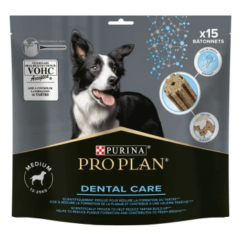 Emballage de friandises pour chiens Purina Pro Plan Dental Care présentant un Border Collie souriant, avec 15 bâtonnets, prétendant réduire le tartre et la plaque.