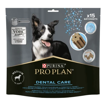 Emballage de friandises pour chiens Purina Pro Plan Dental Care présentant un Border Collie souriant, avec 15 bâtonnets, prétendant réduire le tartre et la plaque.