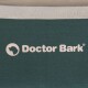 Logo von "Doctor Bark" auf einem dunkelgrünen Haustierbett, mit einer weißen Silhouette eines Hundekopfes.
