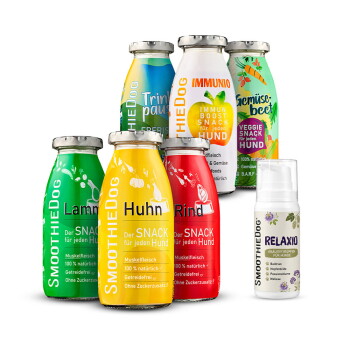Sechs bunte SMOOTHIEDOG-Hundesnacks in Flaschen (Lamm, Huhn, Rind, Immunio, Veggie) und eine weiße RELAXIO-Pumpflasche.