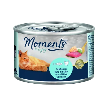 Puszka karmy dla kotów z pomarańczowym kotem wylegującym się obok puszki oznaczonej "Moments to enjoy" z "Tuńczykiem i kurczakiem z serem" po niemiecku.
