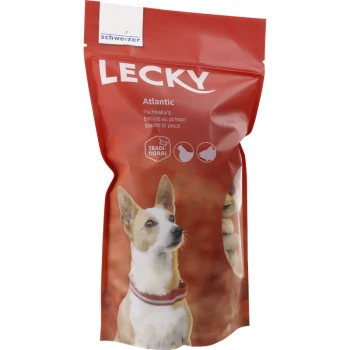 Rote Tasche mit LECKY Atlantik-Fischkeksen für Hunde, mit einem Foto eines Hundes auf der Vorderseite und Text in mehreren Sprachen.