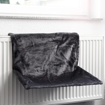 Ein weiches, dunkelgraues Haustierbett, das über einem Heizkörper hängt, entworfen für Haustiere zum Entspannen und Warmhalten.