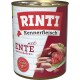 Dosenfutter für Hunde mit der Aufschrift 'RINTI Kennerfleisch mit ENTE - getreidefrei', mit Fleisch- und Leberstücken auf einem hellen Hintergrund.