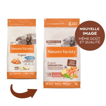 Deux sacs de nourriture Nature's Variety — ancien et nouveau design — saumon désossé, sans céréales ; badge rond « Nouvelle image, même goût et qualité »