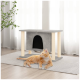 Eine entspannte orangefarbene Tabby-Katze liegt auf einem strukturierten Teppich vor einem grauen Katzenbaum mit einem höhlenartigen Eingang, in einem hellen Raum.