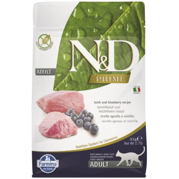 N&D Prime Katzenfutter für Erwachsene mit einem Rezept aus Lamm und Heidelbeeren, mit Bildern von rohen Lammstücken und Heidelbeeren, 300g Packung.