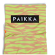 Gelb-orange gestreiftes Haustierhalstuch mit schwarzem Etikett mit der Aufschrift „PAIKKA“ auf weißem Hintergrund.