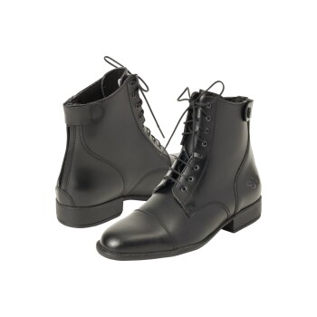 Schwarze Leder-Ankle-Boots mit Schnürsenkeln und einer abgerundeten Spitze, von vorne und von der Seite präsentiert.