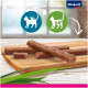 Vitakraft Katzenleckerlis auf einem Holzschneidebrett präsentiert, mit zwei Symbolen, die gesundheitliche Vorteile für Katzen anzeigen.