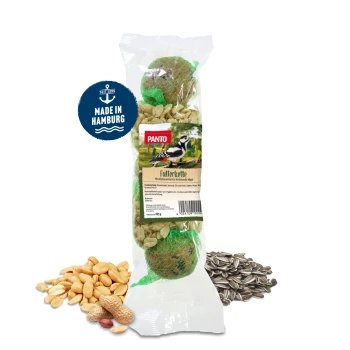 Grüner Netzvogelhäuschen mit zwei runden Futterbällen und zwei Abschnitten mit losen Samen, aufgehängt an weißen Schnüren.