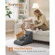 Corgi klettert eine graue Haustiertreppe zu einer auf dem Sofa sitzenden Frau hinauf; sichtbarer Text: 'feandrea by SONGMICS HOME' und 'Haustiertreppe'.