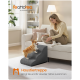 Corgi klettert eine graue Haustiertreppe zu einer auf dem Sofa sitzenden Frau hinauf; sichtbarer Text: 'feandrea by SONGMICS HOME' und 'Haustiertreppe'.