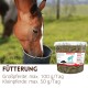 Braunes Pferd frisst aus einem Eimer neben einem Supravit-Eimer; sichtbarer Text: 'FÜTTERUNG Großpferde 100 g/Tag, Kleinpferde 50 g/Tag'