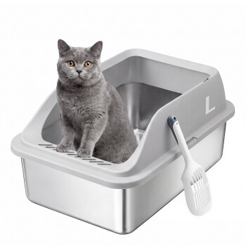 Graue Katze mit bernsteinfarbenen Augen sitzt in einer grauen, abgedeckten Katzentoilette mit Metallboden und hängender weißer Schaufel; seitlich ein ‚L‘.