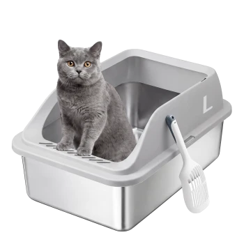 Graue Katze mit bernsteinfarbenen Augen sitzt in einer grauen, abgedeckten Katzentoilette mit Metallboden und hängender weißer Schaufel; seitlich ein ‚L‘.