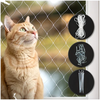 Nahaufnahme einer dreifarbigen Katze mit orangefarbenem, schwarzem und weißem Fell, die durch feines Netz schaut, mit einer anderen verschwommenen Katze im Hintergrund.